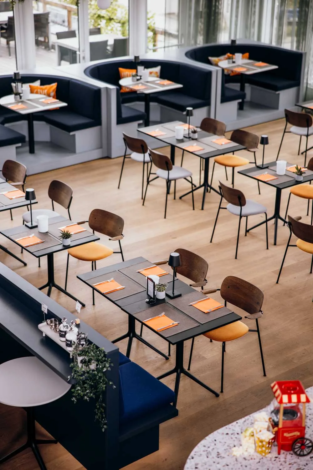 Restaurantfotos: Innenaufnahme im 1stfloor Brunnthal, fotografiert vom Werbefotograf AINOVORA