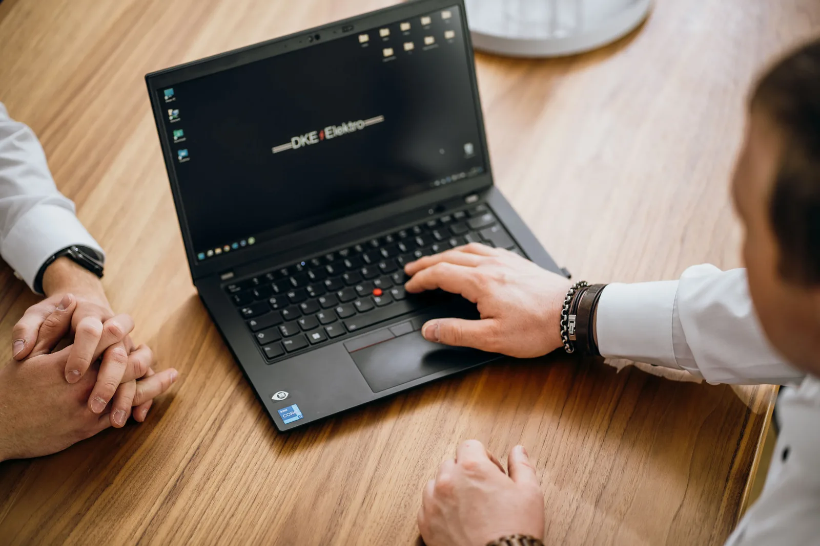 Businessportrait eines Mitarbeiters von DKE Elektro – Businessfotos vom Businessfotograf AINOVORA aus München