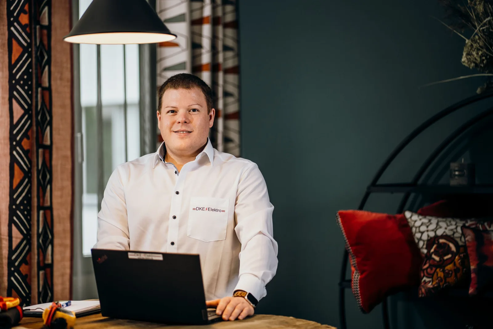 Businessportrait im Team von DKE Elektro – professionelle Businessfotos vom Businessfotograf AINOVORA