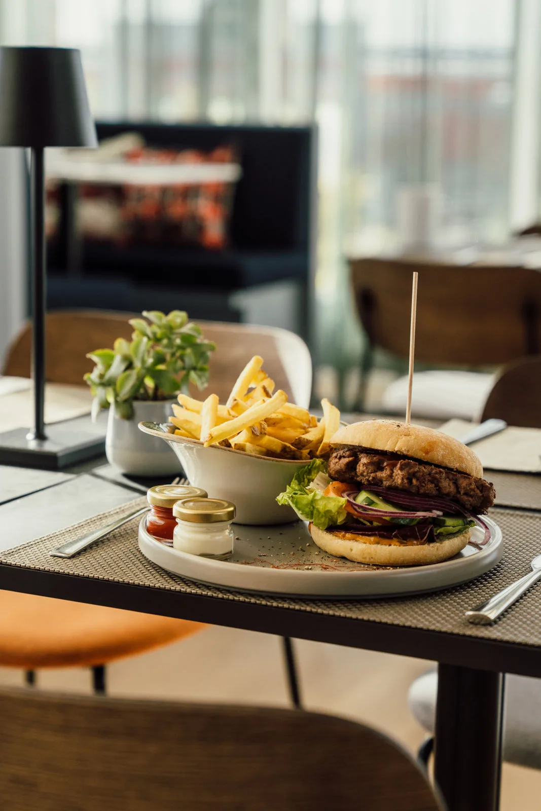 Restaurantfotos im 1stfloor Brunnthal – Werbefotos vom Businessfotograf AINOVORA