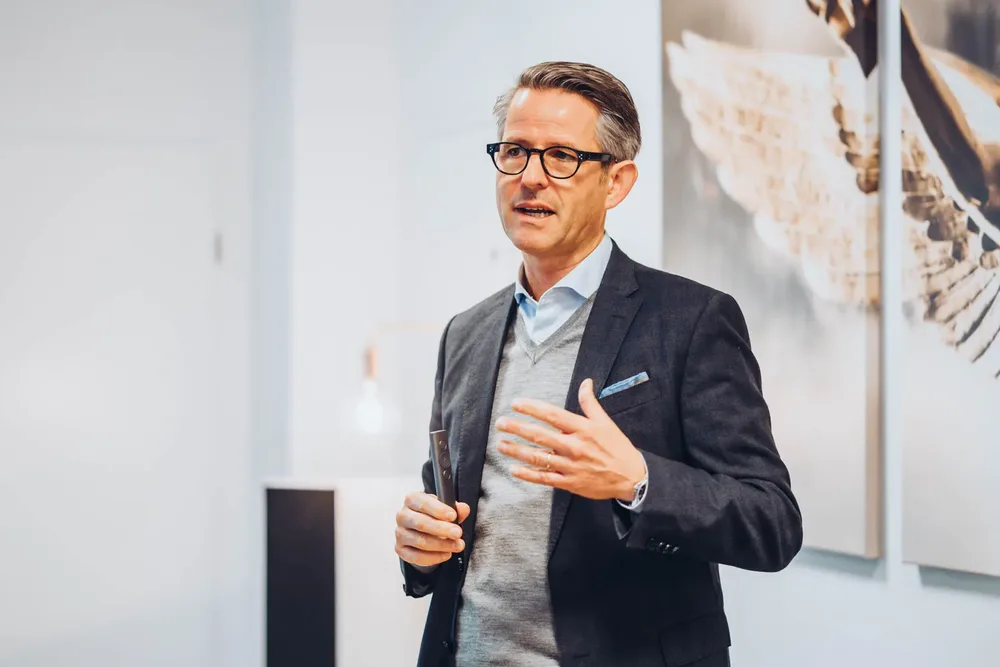 Gäste im Gespräch auf einem Business-Event